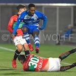 (L-R) Terell Ondaan of PEC Zwolle, Frank Sturing of NEC
Terell Ondaan ontwijkt een sliding van Frank Sturing