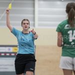 04-01-2020: Handbal: PCA Kwiek v Misker E&O: Raalte
Dianne Woudstra referee of NHV geeft geel aan Nienke ten Cate of Misker E&O