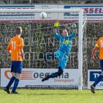 01-03-2020: Voetbal: Dedemsvaart v LAC Frisia: Dedemsvaart
Raymon Slot of Dedemsvaart tracht de bal te redden.