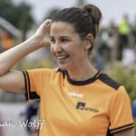 23-06-2021: News: Nederlands kampioenschap stoepranden in Raalte
Nicole Hemmink (In Oranje)
een van de organisatoren
tijdens de NK stoepranden in Raalte.