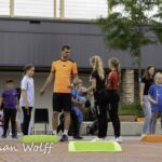 23-06-2021: News: Nederlands kampioenschap stoepranden in Raalte
Rick Schrijver in gesprek met juryleden
tijdens de NK stoepranden in Raalte.