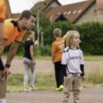 23-06-2021: News: Nederlands kampioenschap stoepranden in Raalte
Rick Schrijver (In Oranje) en Volleyballer kijkt of de deelnemer het red
tijdens de NK stoepranden in Raalte.