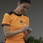 23-06-2021: News: Nederlands kampioenschap stoepranden in Raalte
Nicole Hemmink (In Oranje) houdt de stand bij
tijdens de NK stoepranden in Raalte.