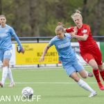 02-05-2021: Sport: Twente - PSV
Mandy van den Berg of PSV vrouwen, Anna-Lena Stolze of FC Twente vrouwen
during the eredivisie vrouwen FC Twente vrouwen vs PSV vrouwen Den Haag at stadium FBK in Hengelo.
