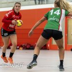 18-09-2021: Sport: PCA Kwiek - Velo
Dominique Hemmink (PCA Kwiek), Carmen Riepe (VELO)
During the eerste divisie handball match at sportpark Tijenraan in Raalte