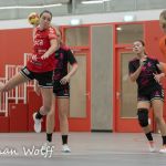 09-10-2021: Sport: PCA Kwiek vs Borhave
Nel Veldhuis (PCA Kwiek), Lisa ter Heurne (Borhave), Cynthia Snippert (Borhave)
During the match at sporthall Tijenraan in Raalte