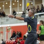 RAALTE, NETHERLANDS - NOVEMBER 26
referee of NHV gives a yellow card
during the match PCA Kwiek ds2 vs Meos dames 1 at the sportcenter Tijenraan Stadium 26-11-2022 Raalte (photo by Johan Wolff/Orange Pictures)